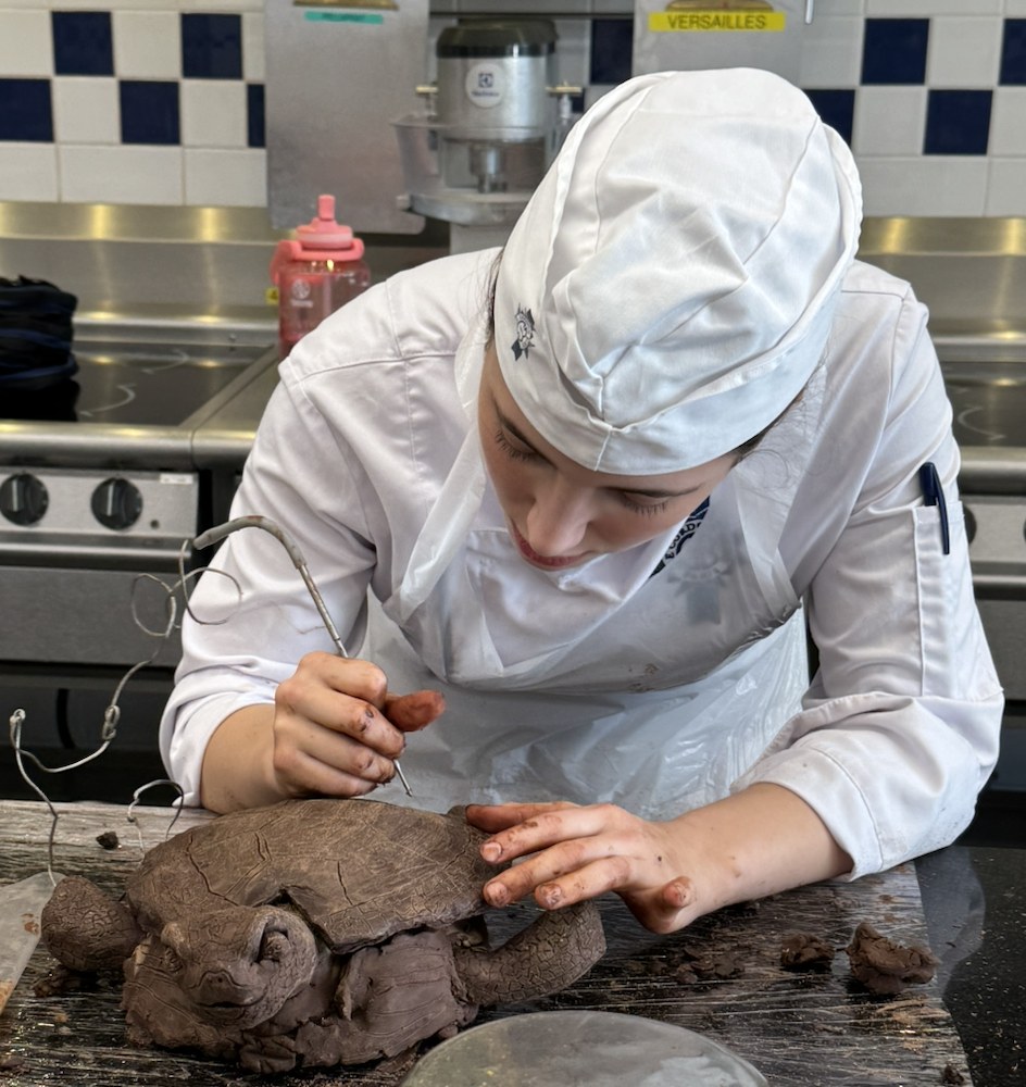 Julia trabajando en escultura de chocolate en Le Cordon Bleu París