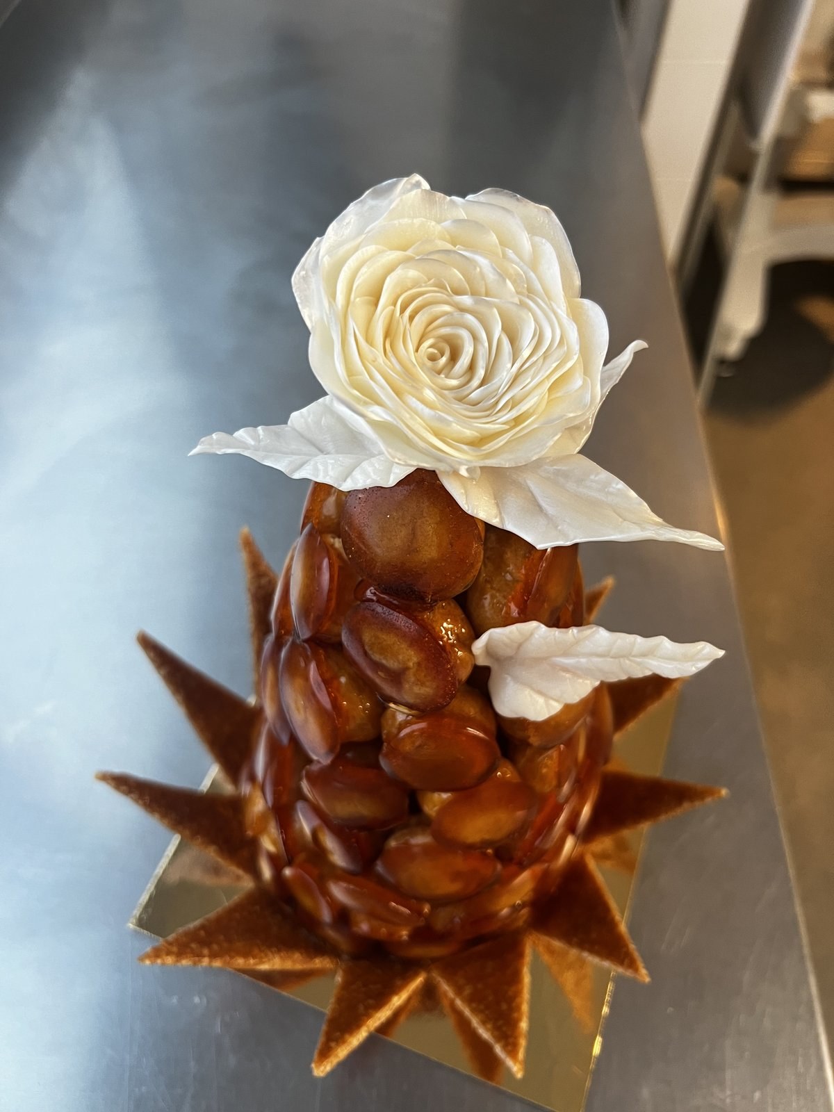 Pieza artesanal de chocolate con rosa, Horno de Julia
